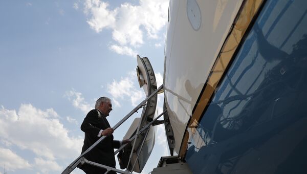Государственный секретарь США Рекс Тиллерсон поднимается по трапу самолета. Архивное фото