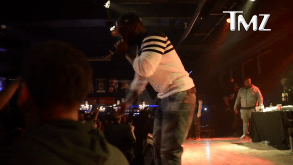 Рэпер 50 Cent ударил фанатку во время концерта