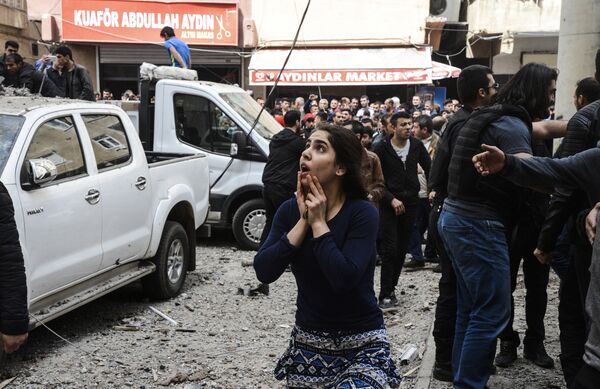 Женщина недалеко от места взрыва в Диярбакыре, Турция. 11 апреля 2017