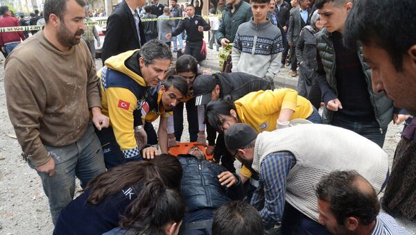 Аварийно-спасательная служба оказывает помощь пострадавшему во взрыве в Диярбакыре, Турция. 11 апреля 2017