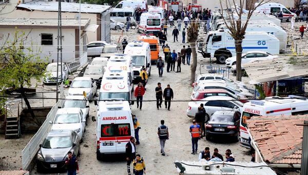 Автомобили скорой помощи на месте взрыва в Диярбакыре, Турция. 11 апреля 2017