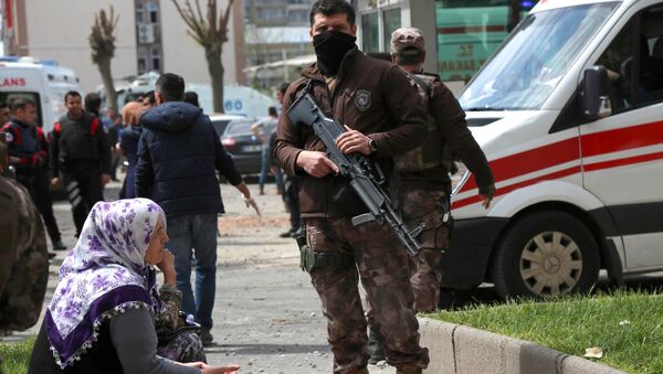 Сотрудник полиции на месте взрыва в Диярбакыре, Турция. Архивное фото