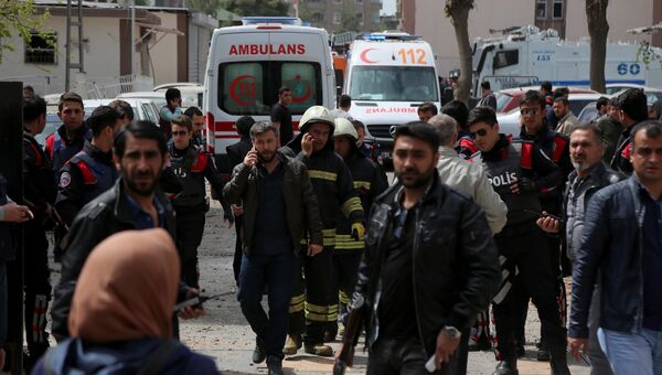 Сотрудники полиции на месте взрыва в Диярбакыре, Турция. 11 апреля 2017