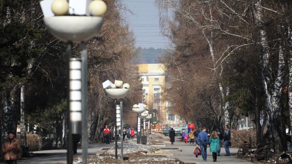 Местные жители на улице Весенняя в Кемерово. Архивное фото