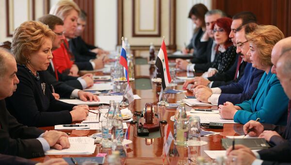 Председатель Совета Федерации РФ Валентина Матвиенко (справа) и глава парламента Сирии Хадия Аль-Аббас во время встречи. 11 апреля 2017