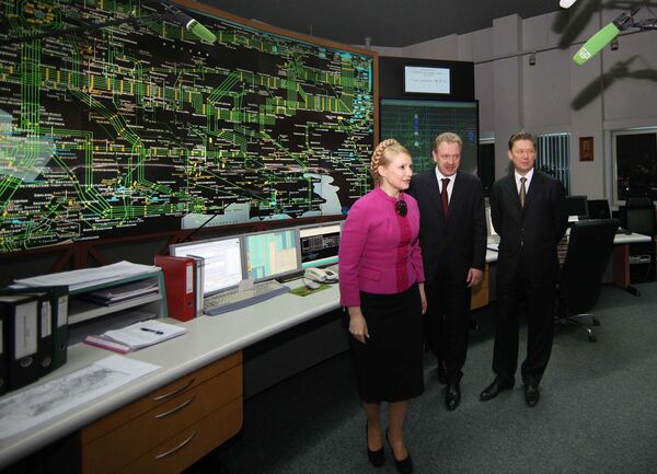 Премьер-министр Украины Юлия Тимошенко, глава правления НАК Нафтогаз Украины Олег Дубина и председатель правления ОАО Газпром Алексей Миллер в центральной диспетчерской Газпрома. 2009 год Премьер-министр Украины Юлия Тимошенко, глава правления НАК Нафтогаз Украины Олег Дубина и председатель правления ОАО Газпром Алексей Миллер в центральной диспетчерской Газпрома. 2009 год