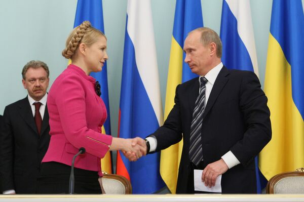 Председатель правительства РФ Владимир Путин и премьер-министр Украины Юлия Тимошенко во время церемонии подписания документов о возобновлении поставок российского газа через территорию Украины европейским потребителям. 2009 год Председатель правительства РФ Владимир Путин и премьер-министр Украины Юлия Тимошенко во время церемонии подписания документов о возобновлении поставок российского газа через территорию Украины европейским потребителям. 2009 год