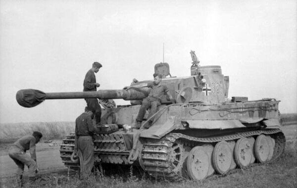 Немецкий танк Тигр. 1943 год Немецкий танк Тигр. 1943 год