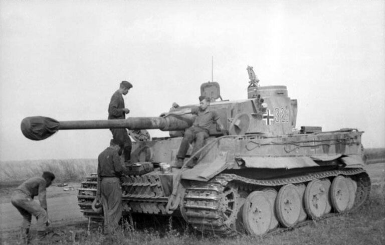 Немецкий танк Тигр. 1943 год Немецкий танк Тигр. 1943 год