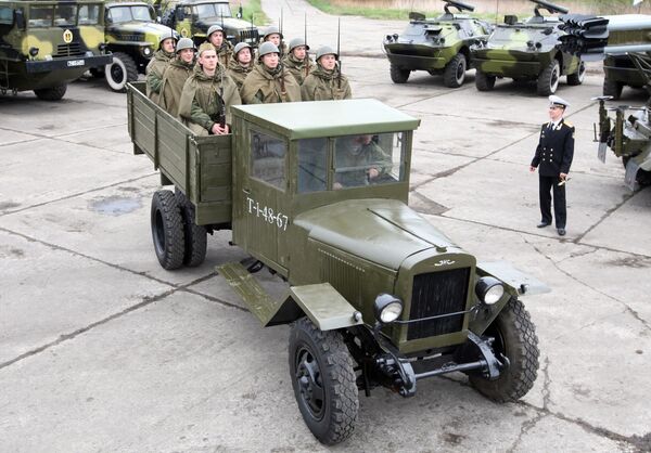 Военнослужащие в исторической форме времен Великой Отечественной войны 1941-45 годов в кузове грузовика ЗИС-5