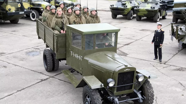 Военнослужащие в исторической форме времен Великой Отечественной войны 1941-45 годов в кузове грузовика ЗИС-5