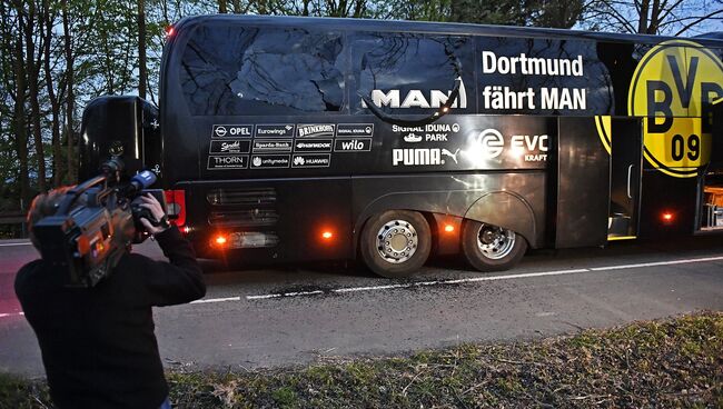 Журналисты на месте взрыва у автобуса ФК Боруссия в Дортмунде, Германия. Архивное фото