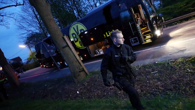 Полиция на месте взрыва у автобуса ФК Боруссия в Дортмунде, Германия. 11 апреля 2017