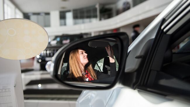 Посетительница в автосалоне