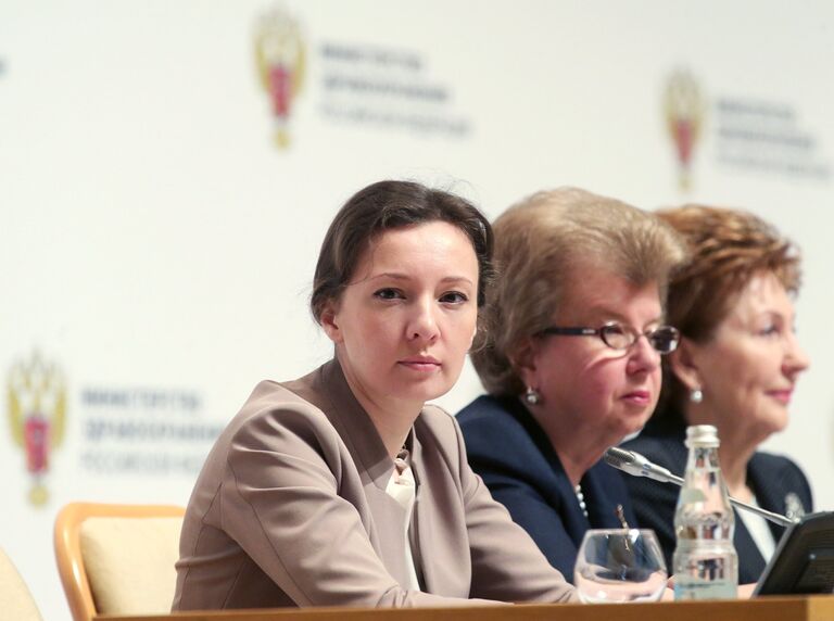 Уполномоченный при президенте РФ по правам ребенка Анна Кузнецова на заседании коллегии Министерства здравоохранения РФ в Москве. 12 апреля 2017 Уполномоченный при президенте РФ по правам ребенка Анна Кузнецова на заседании коллегии Министерства здравоохранения РФ в Москве. 12 апреля 2017