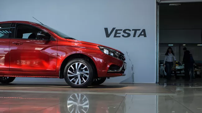 Автомобиль Lada Vesta в автосалоне