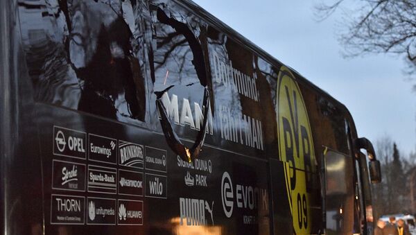 Автобус футбольного клуба Боруссия Дортмунд после взрыва перед матчем Лиги чемпионов. 11 апреля 2017