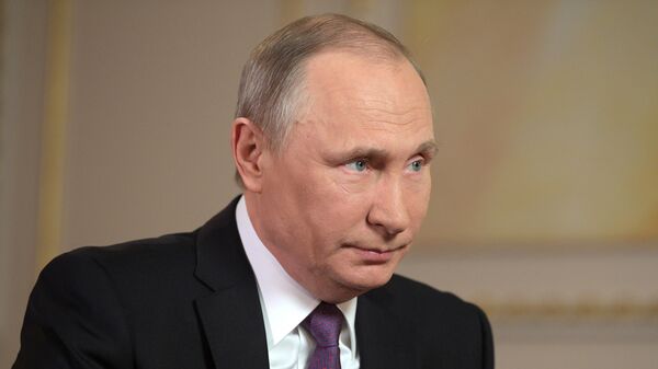 Президент РФ Владимир Путин во время интервью межгосударственной телерадиокомпании Мир. 11 апреля 2017