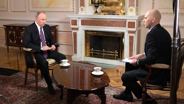 Президент РФ Владимир Путин во время интервью межгосударственной телерадиокомпании Мир. 11 апреля 2017