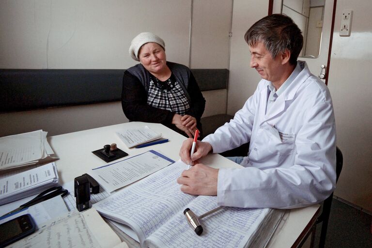 Женщина на приёме в кабинете невропатолога передвижного центра РЖД на станции Камень-Рыболов в Приморском крае Женщина на приёме в кабинете невропатолога передвижного центра РЖД на станции Камень-Рыболов в Приморском крае