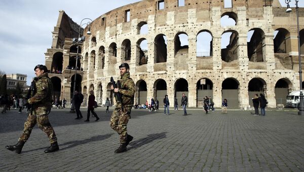 Военнослужащие патрулируют улицу перед Колизеем, Италия. Архивное фото