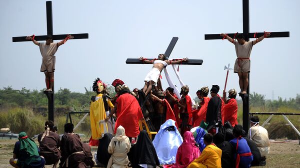 Распятие на кресте во время празднования Страстной пятницы перед Пасхой на Филиппинах