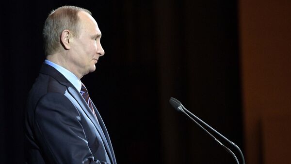 Президент РФ Владимир Путин выступает на торжественном вечере в ГКД, посвящённом Дню космонавтики