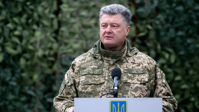 Президент Украины Петр Порошенко во время рабочей поездки в Луганскую область. 12 апреля 2017