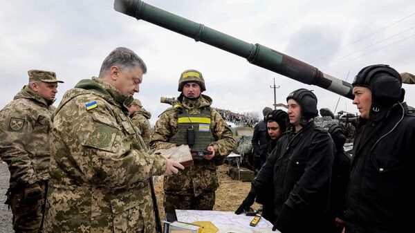 Президент Украины Петр Порошенко во время рабочей поездки в Луганскую область