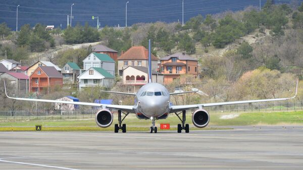 Самолет Airbus а320 компании Аэрофлот прилетел в аэропорт города Геленджик