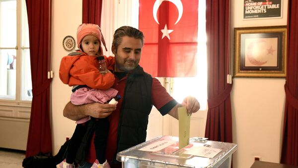 Гражданин Турции принимает участие в референдуме по пакету конституционных поправок в турецком посольстве в Будапеште, Венгрия. 9 апреля 2017