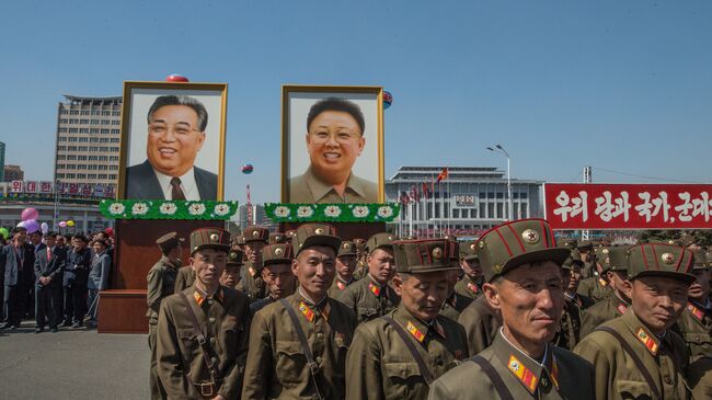Портреты с изображениями Ким Ир Сена и Ким Чен Ира в Пхеньяне. Архивное фото