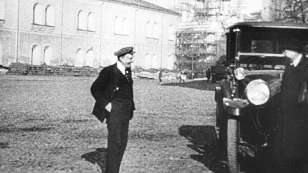 Владимир Ильич Ленин, председатель совнаркома РСФСР на прогулке в Кремле. 1918 год
