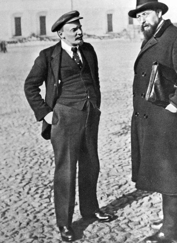 Владимир Ильич Ленин и Владимир Дмитриевич Бонч-Бруевич на прогулке во дворе Кремля. 16 октября 1918 года