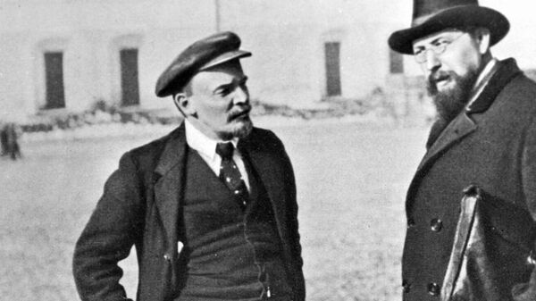 Владимир Ильич Ленин и Владимир Дмитриевич Бонч-Бруевич на прогулке во дворе Кремля. 16 октября 1918 года