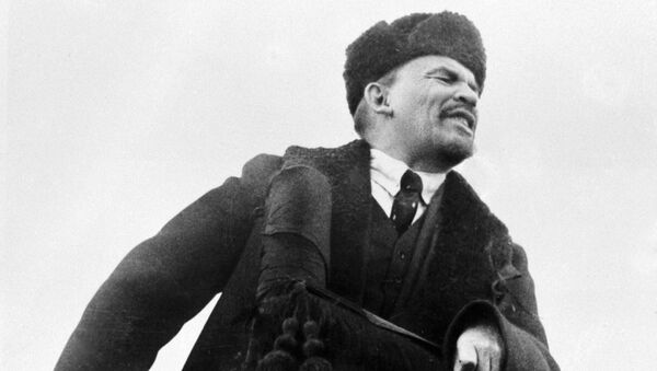 Владимир Ильич Ленин произносит речь с трибуны на Красной площади в день празднования I-ой годовщины Великой Октябрьской социалистической революции