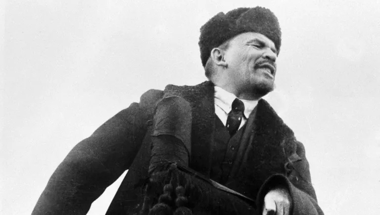 Владимир Ильич Ленин произносит речь с трибуны на Красной площади в день празднования I-ой годовщины Великой Октябрьской социалистической революции Владимир Ильич Ленин произносит речь с трибуны на Красной площади в день празднования I-ой годовщины Великой Октябрьской социалистической революции