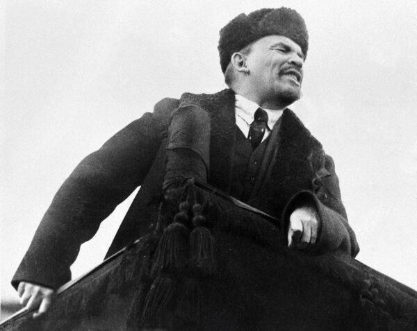 Владимир Ильич Ленин произносит речь с трибуны на Красной площади в день празднования I-ой годовщины Великой Октябрьской социалистической революции