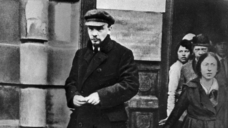 Владимир Ильич Ленин по окончании заседания 1 Всероссийского съезда по просвещению в здании Высших женских курсов. Москва. 25 августа 1918 Владимир Ильич Ленин по окончании заседания 1 Всероссийского съезда по просвещению в здании Высших женских курсов. Москва. 25 августа 1918