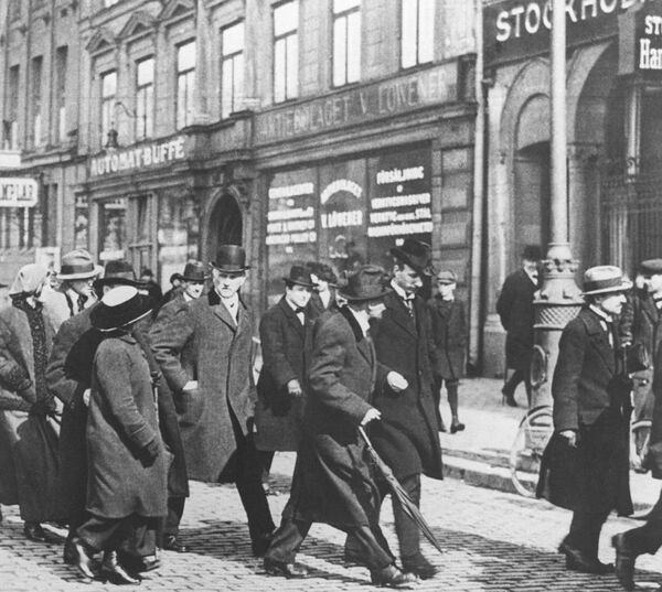 Владимир Ильич Ленин с группой русских политических эмигрантов по пути из Швейцарии в Россию. Стокгольм. 31 марта (13 апреля) 1917 года