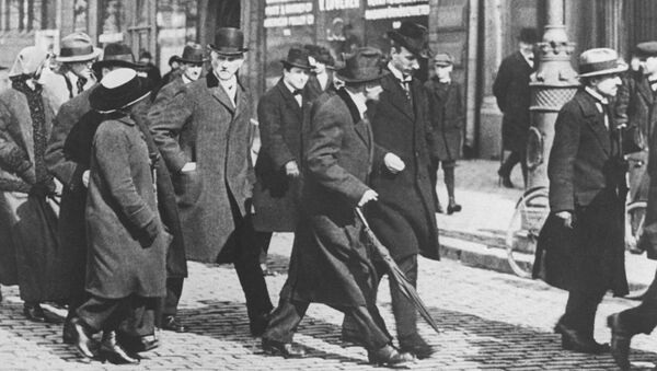 Владимир Ильич Ленин с группой русских политических эмигрантов по пути из Швейцарии в Россию. Стокгольм. 31 марта (13 апреля) 1917 года