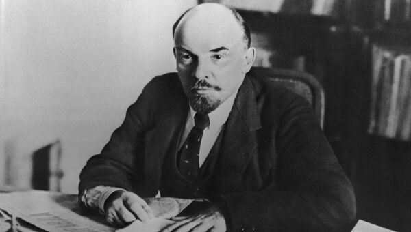 Владимир Ильич Ленин в своем кабинете. Архивное фото