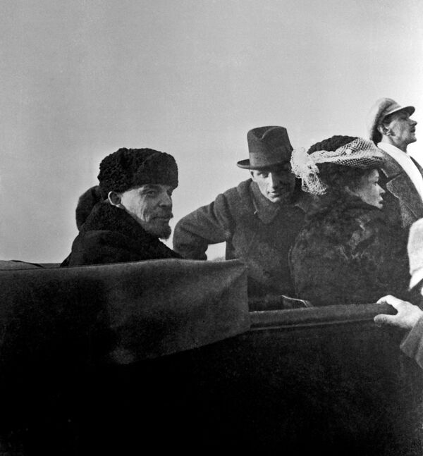 Владимир Ильич Ленин и Мария Ильинична Ульянова в автомашине после парада частей Красной Армии на Ходынском поле. 1 мая 1918 год