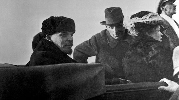 Владимир Ильич Ленин и Мария Ильинична Ульянова в автомашине после парада частей Красной Армии на Ходынском поле. 1 мая 1918 год