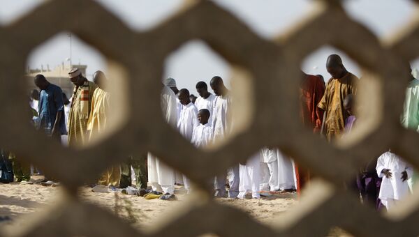 Сенегальские мусульмане во время молитвы. Архивное фото