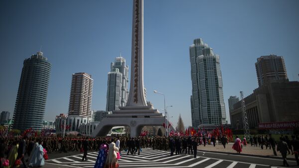 Военнослужащие Корейской народной армии и жители города во время торжественной церемонии открытия нового жилого комплекса на улице Рёмён в Пхеньяне. Архивное фото