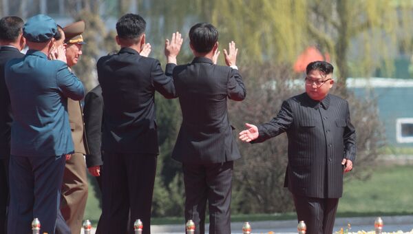 Глава КНДР Ким Чен Ын во время торжественной церемонии открытия нового жилого комплекса на улице Рёмён в Пхеньяне