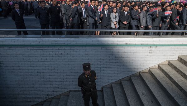 Жители города во время торжественной церемонии открытия нового жилого комплекса на улице Рёмён в Пхеньяне