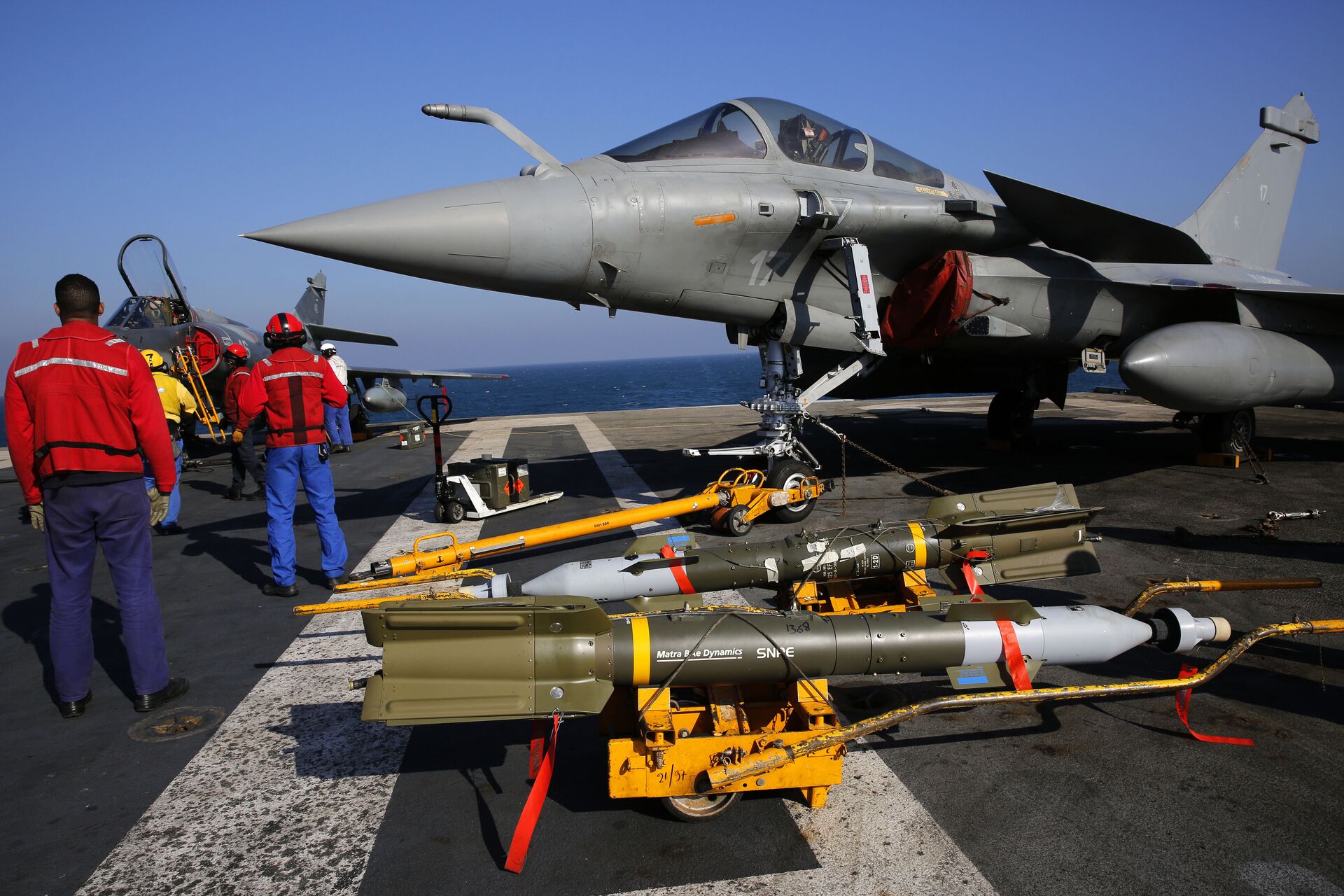 Французский истребитель Rafale перед вылетом на авианосце Шарль де Голль в Персидском заливе - РИА Новости, 1920, 16.05.2025