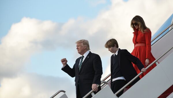 Президент США Дональд Трамп с супругой Меланьей и сыном Бэрроном. Архивное фото
